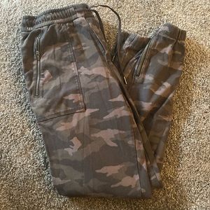 GUC Athleta Farallon pant sz4 camo